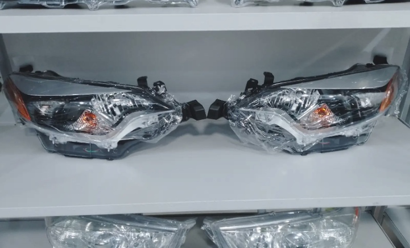 Передние фары на Toyota Corolla 2015 Америка